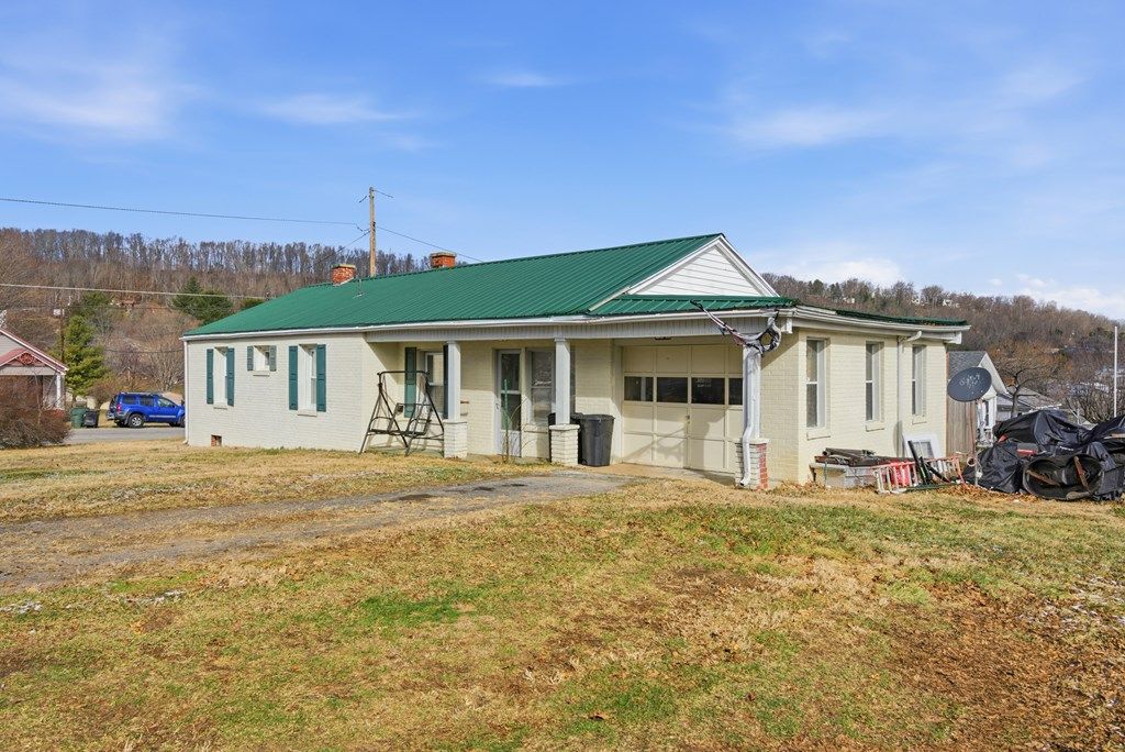 Photo of 1505 West Pine Street, Wytheville, VA 24382 (MLS # 104602)