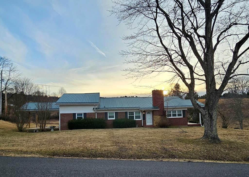 Photo of 331 Pleasant View Rd, Austinville, VA 24312 (MLS # 105907)