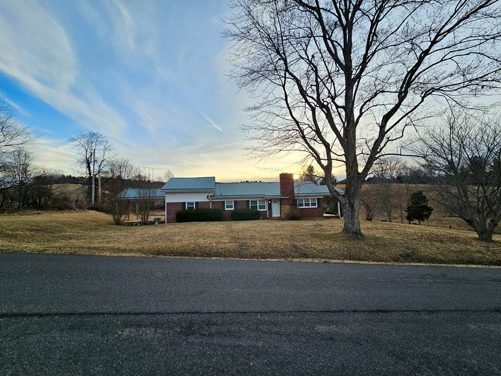 Photo of 331 Pleasant View Rd, Austinville, VA 24312 (MLS # 105907)