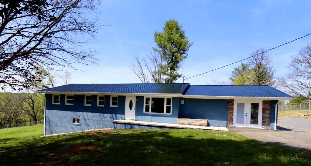 Photo of 8 Ridge Street, Castlewood, VA 24224 (MLS # 109542)