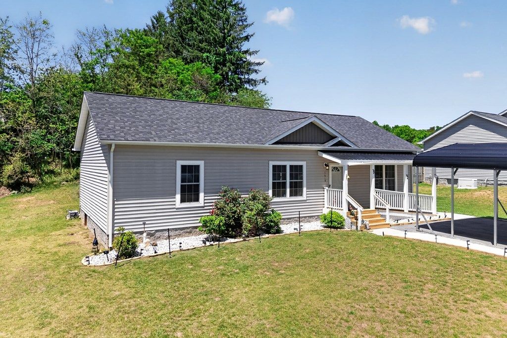 Photo of 1619 Smith Ln, Pulaski, VA 24301 (MLS # 110085)