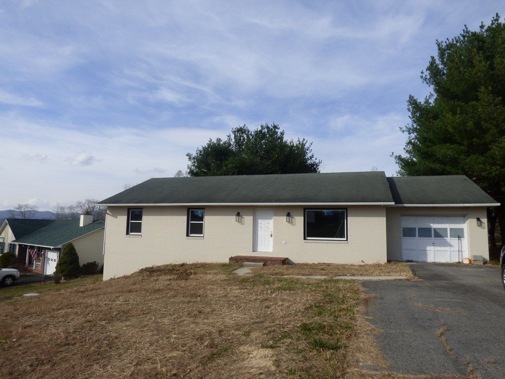 Photo of 20 Cove Hills Ln, Wytheville, VA 24382 (MLS # 104070)