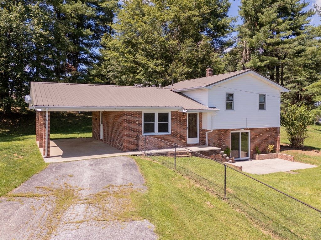 Photo of 49 Hoover Rd, Hillsville, VA 24343 (MLS # 103207)