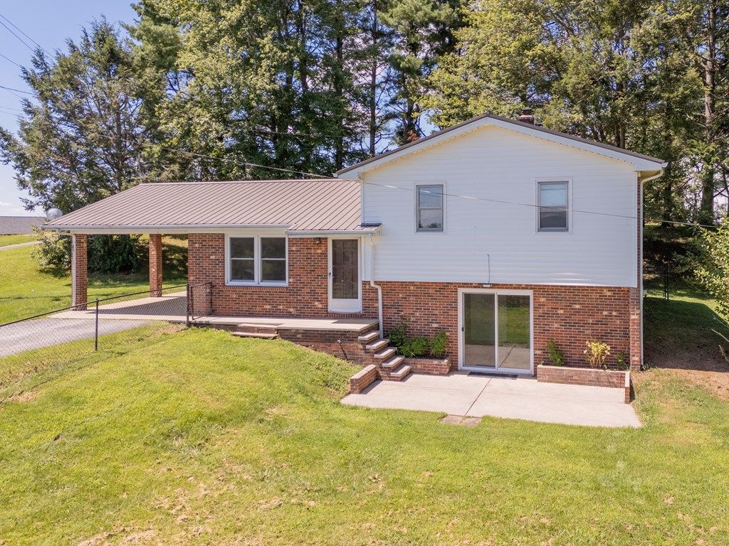 Photo of 49 Hoover Rd, Hillsville, VA 24343 (MLS # 103207)