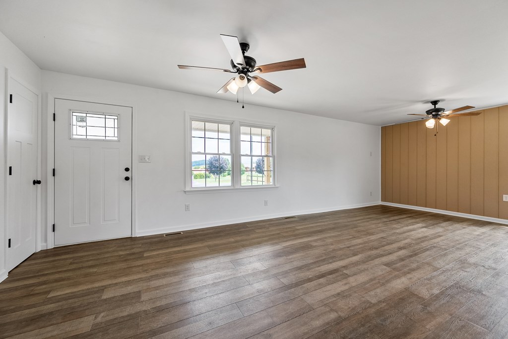 Austinville, Virginia 24312, United States, 3 Bedrooms Bedrooms, ,1 BathroomBathrooms,Residential,Contingent,184965