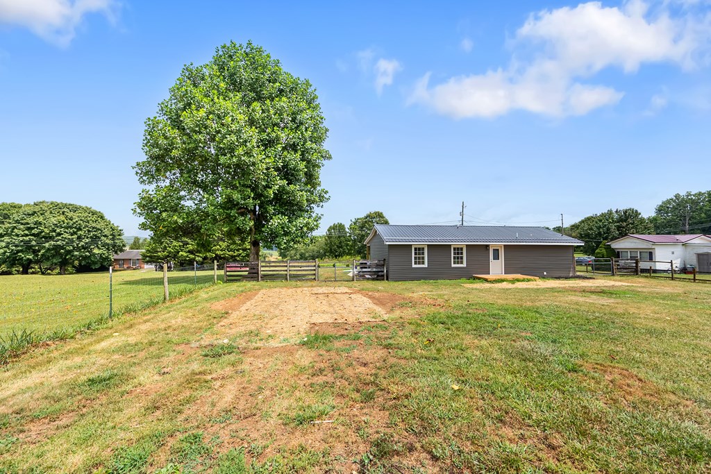 Austinville, Virginia 24312, United States, 3 Bedrooms Bedrooms, ,1 BathroomBathrooms,Residential,Contingent,184965