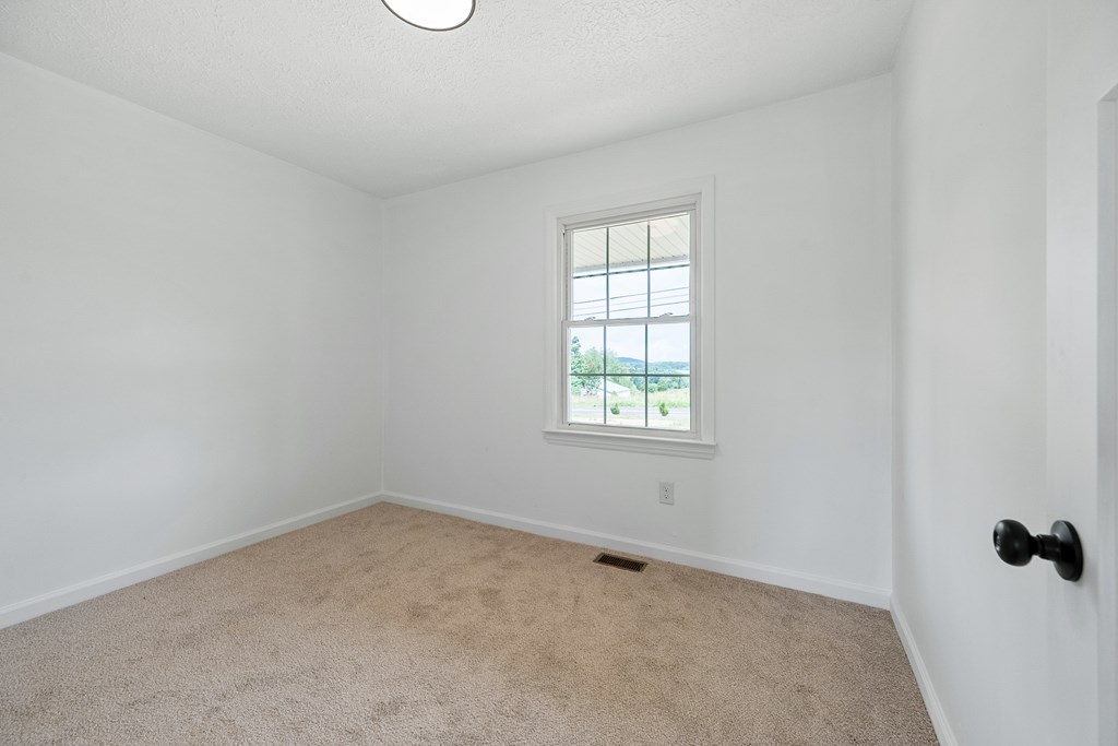 Austinville, Virginia 24312, United States, 3 Bedrooms Bedrooms, ,1 BathroomBathrooms,Residential,Contingent,184965