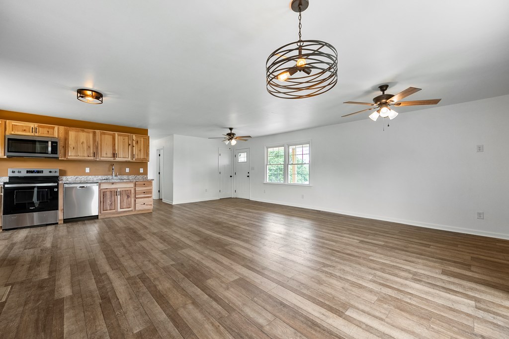 Austinville, Virginia 24312, United States, 3 Bedrooms Bedrooms, ,1 BathroomBathrooms,Residential,Contingent,184965