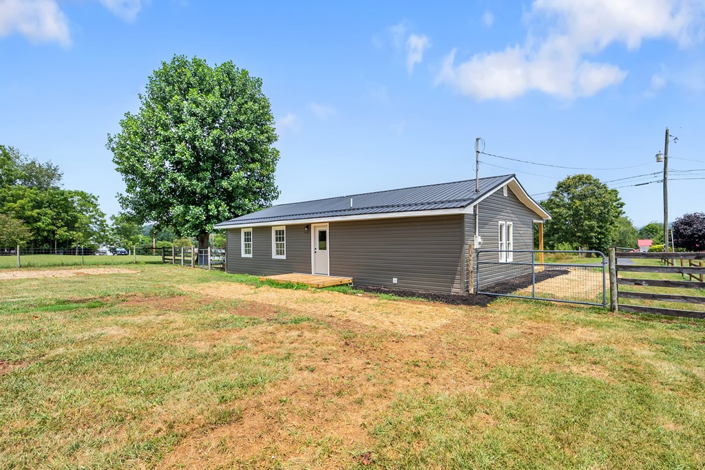 Austinville, Virginia 24312, United States, 3 Bedrooms Bedrooms, ,1 BathroomBathrooms,Residential,Contingent,184965