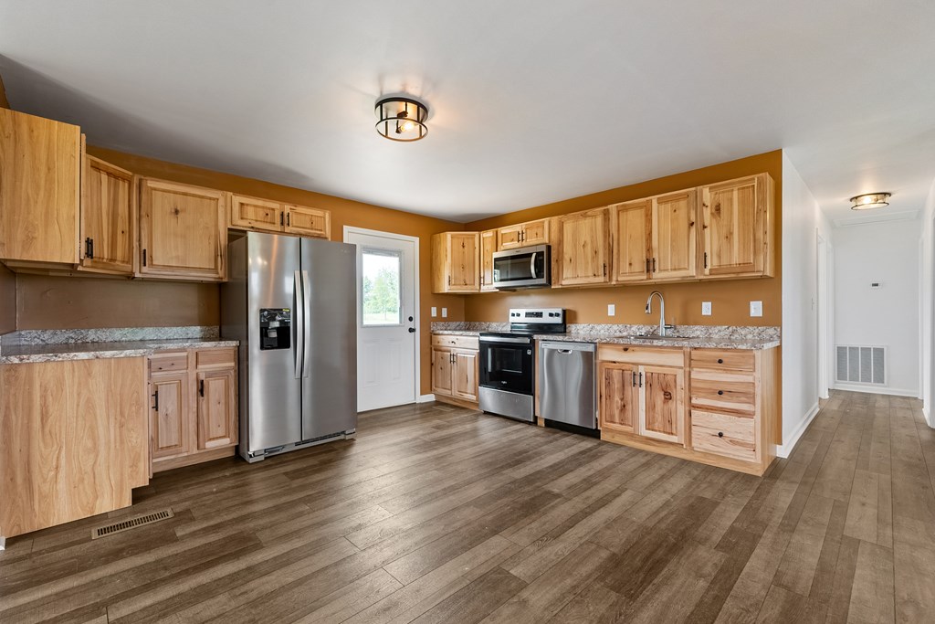 Austinville, Virginia 24312, United States, 3 Bedrooms Bedrooms, ,1 BathroomBathrooms,Residential,Contingent,184965