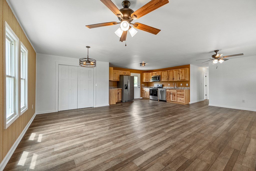 Austinville, Virginia 24312, United States, 3 Bedrooms Bedrooms, ,1 BathroomBathrooms,Residential,Contingent,184965