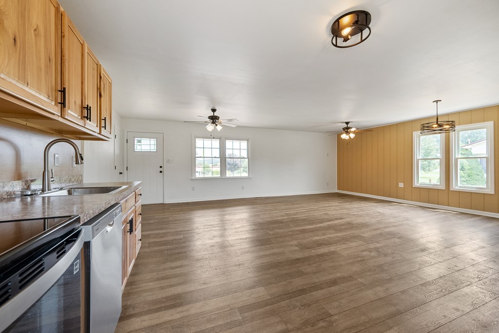 Austinville, Virginia 24312, United States, 3 Bedrooms Bedrooms, ,1 BathroomBathrooms,Residential,Contingent,184965