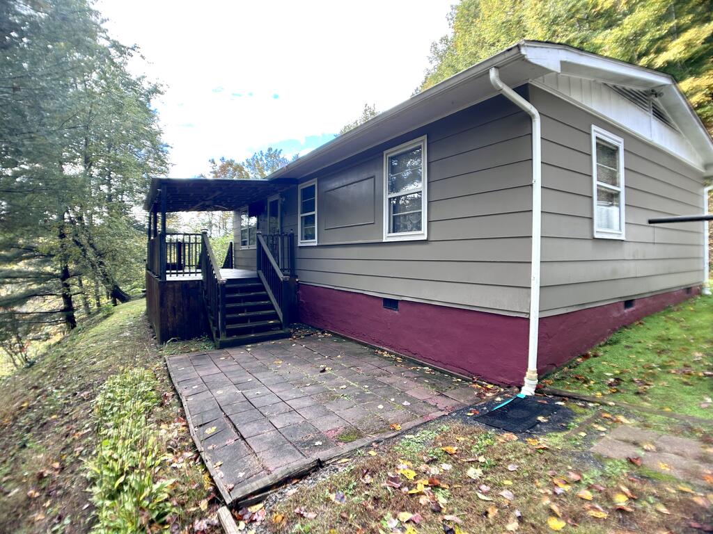 Photo of 818 Buskill Avenue, Richlands, VA 24641 (MLS # 112269)