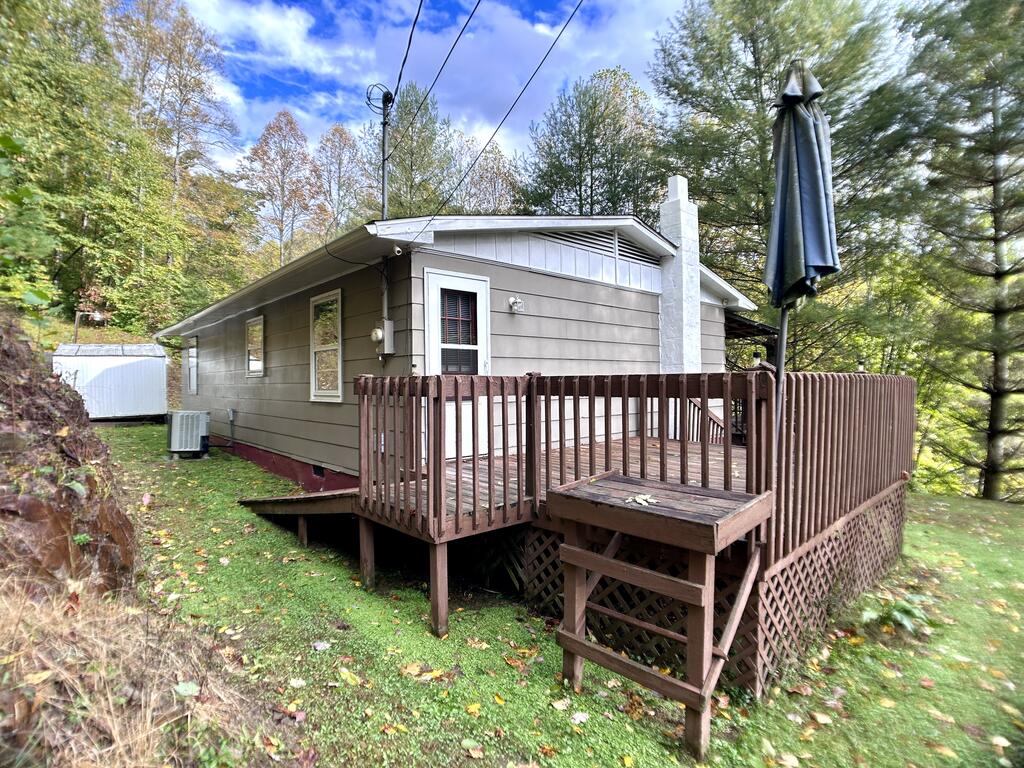 Photo of 818 Buskill Avenue, Richlands, VA 24641 (MLS # 112269)