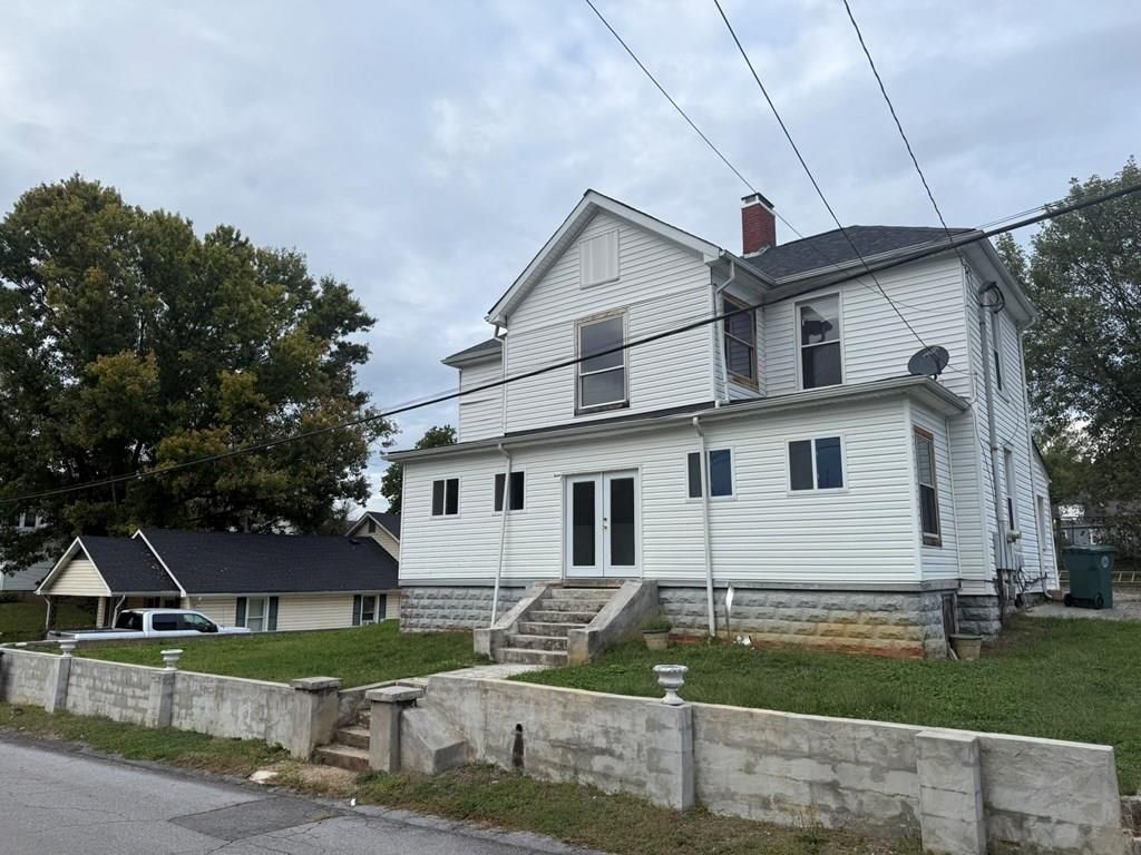Photo of 539 Madison Street, Bristol, VA 24201 (MLS # 103619)