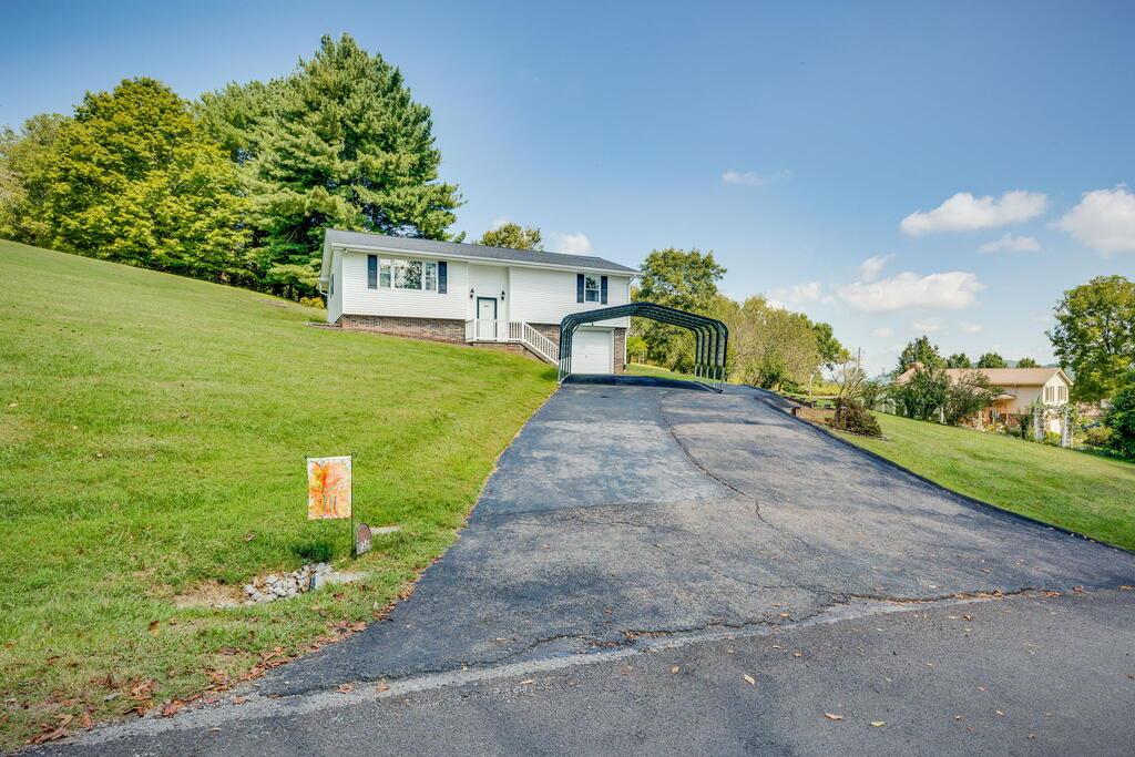 Photo of 136 Fincastle Drive, Lebanon, VA 24266 (MLS # 111910)