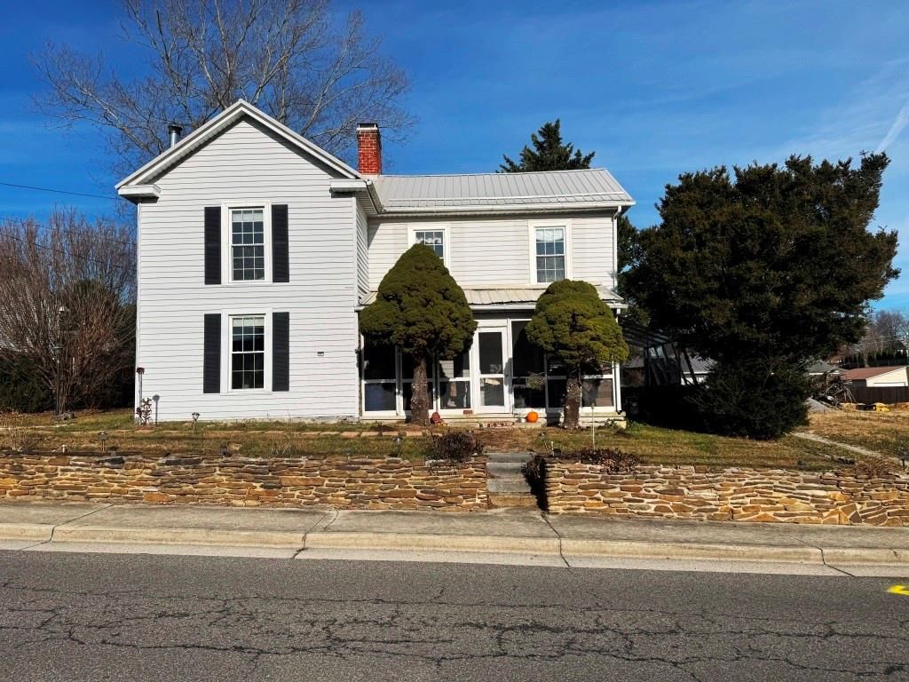 Photo of 550 Tazewell St, Wytheville, VA 24382 (MLS # 109108)