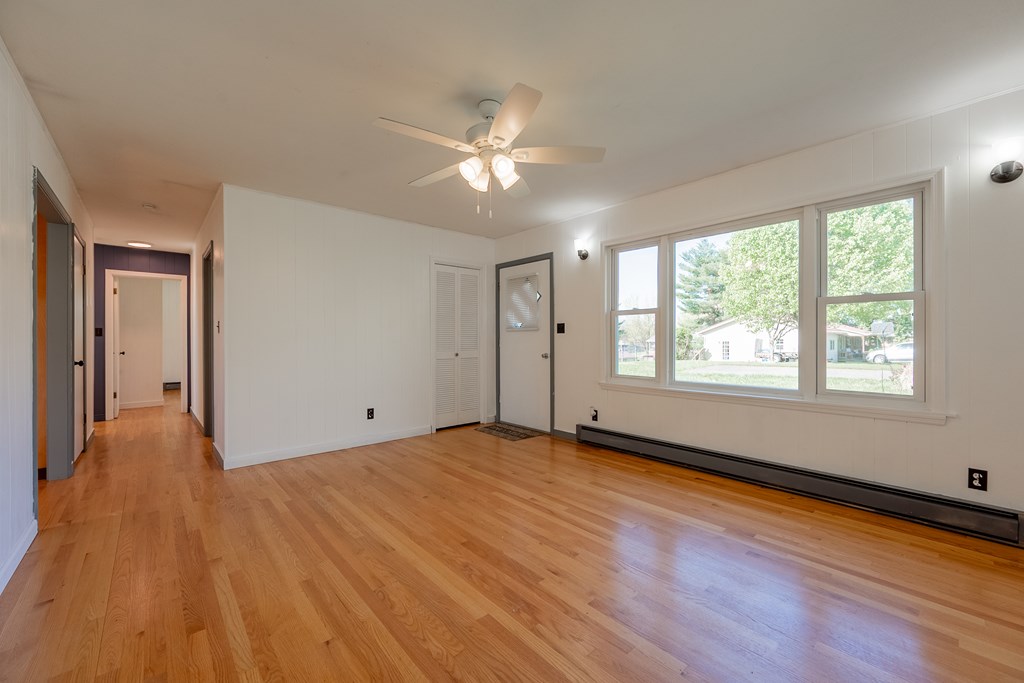 Wytheville, Virginia 24382, United States, 3 Bedrooms Bedrooms, ,1 BathroomBathrooms,Residential,Contingent,117194