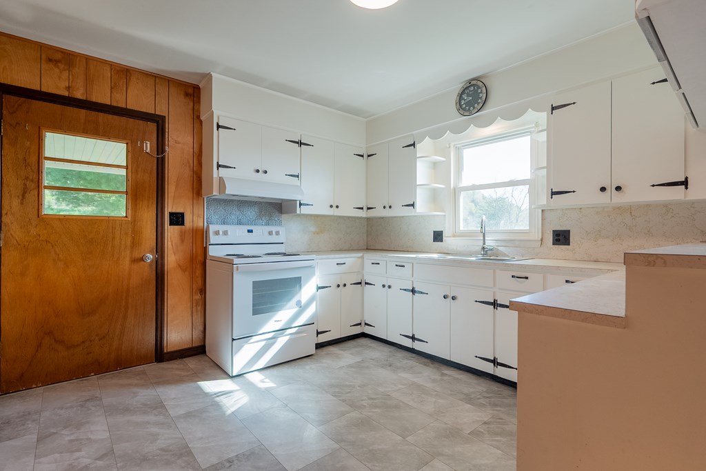 Wytheville, Virginia 24382, United States, 3 Bedrooms Bedrooms, ,1 BathroomBathrooms,Residential,Contingent,117194