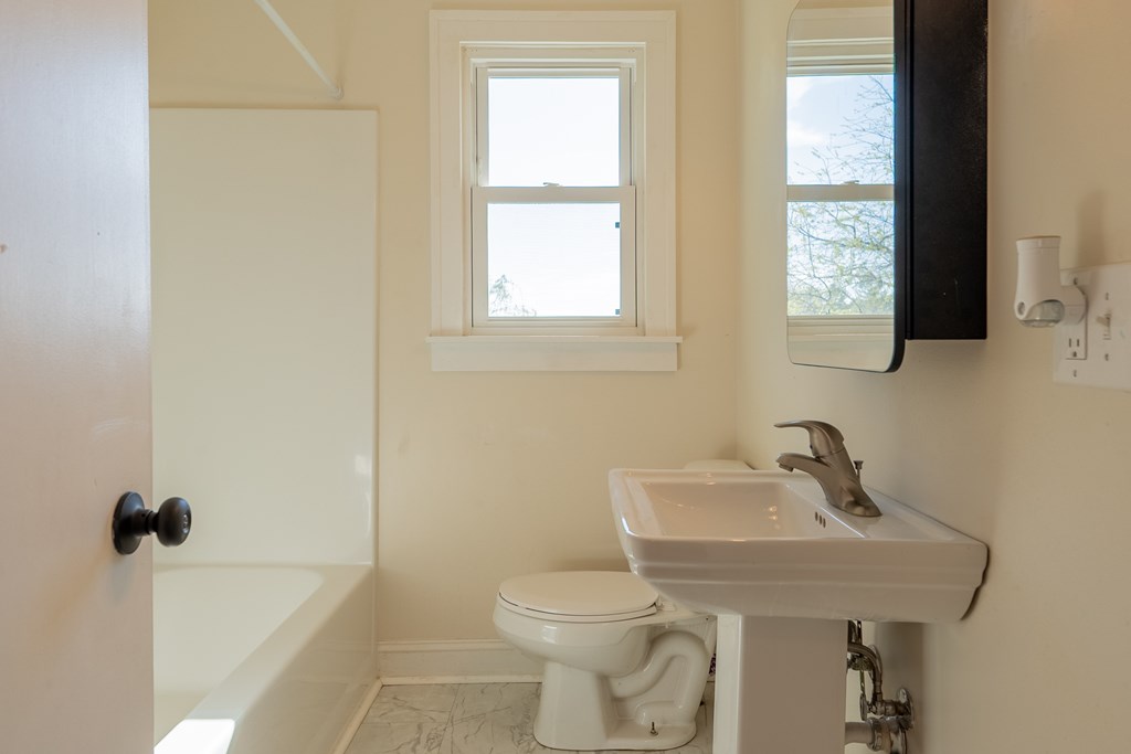 Wytheville, Virginia 24382, United States, 3 Bedrooms Bedrooms, ,1 BathroomBathrooms,Residential,Contingent,117194