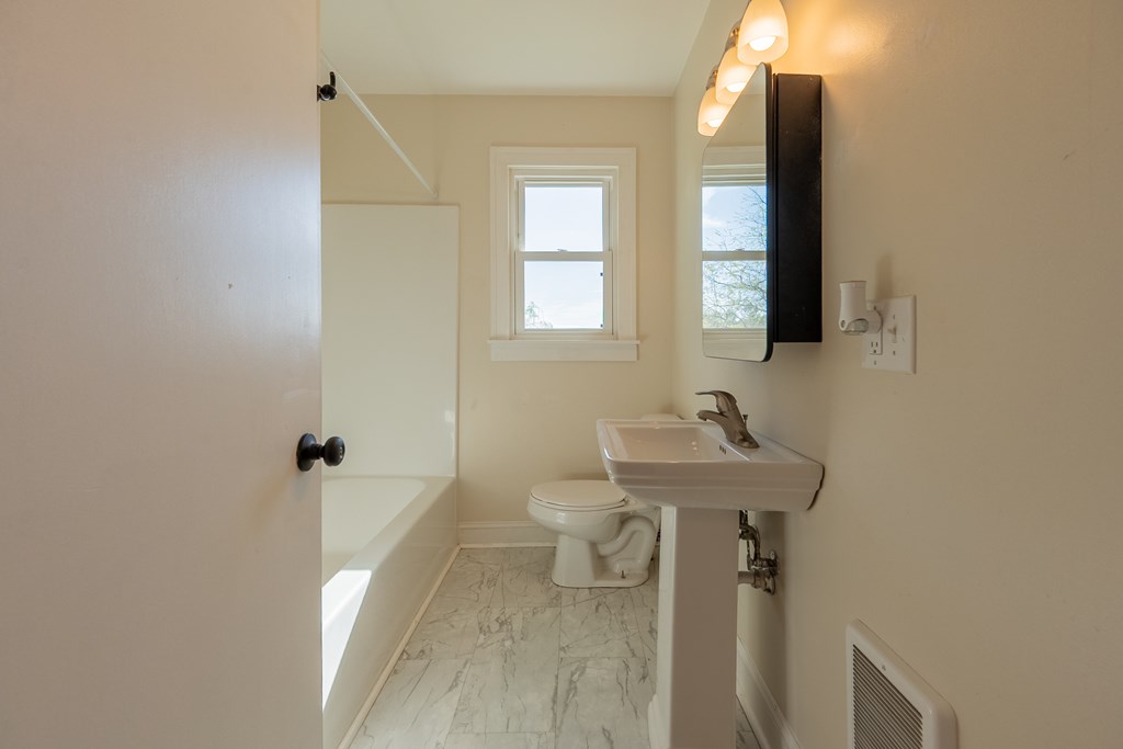 Wytheville, Virginia 24382, United States, 3 Bedrooms Bedrooms, ,1 BathroomBathrooms,Residential,Contingent,117194