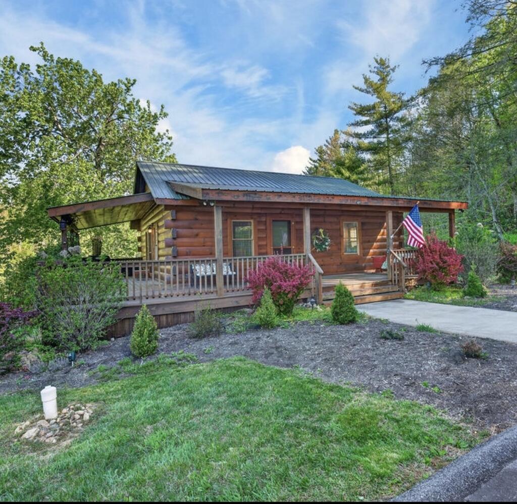 Photo of 157 Double Bridges Dr, Fancy Gap, VA 24328 (MLS # 112485)