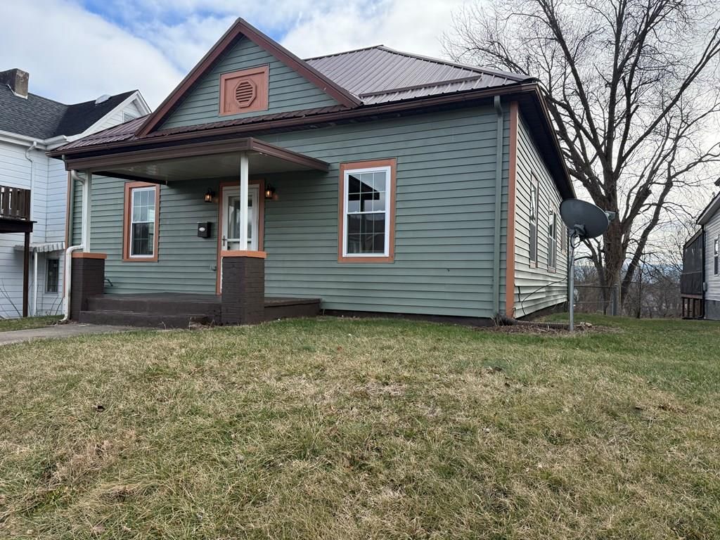 Photo of 1006 Highland Ave, Bristol, VA 24201 (MLS # 104451)