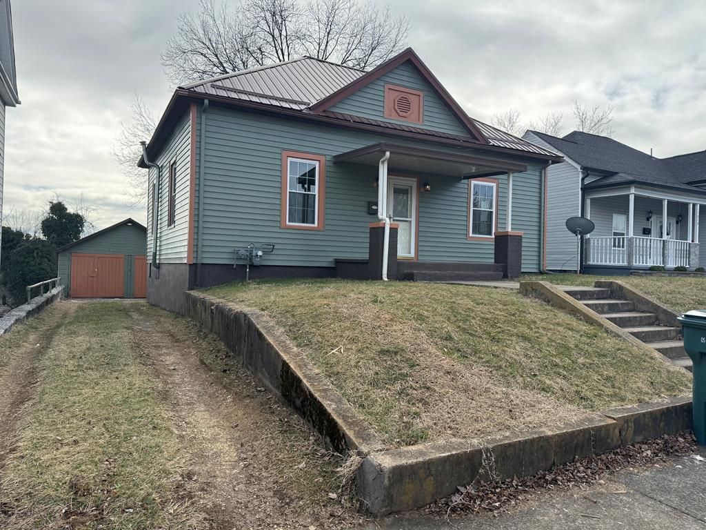 Photo of 1006 Highland Ave, Bristol, VA 24201 (MLS # 104451)