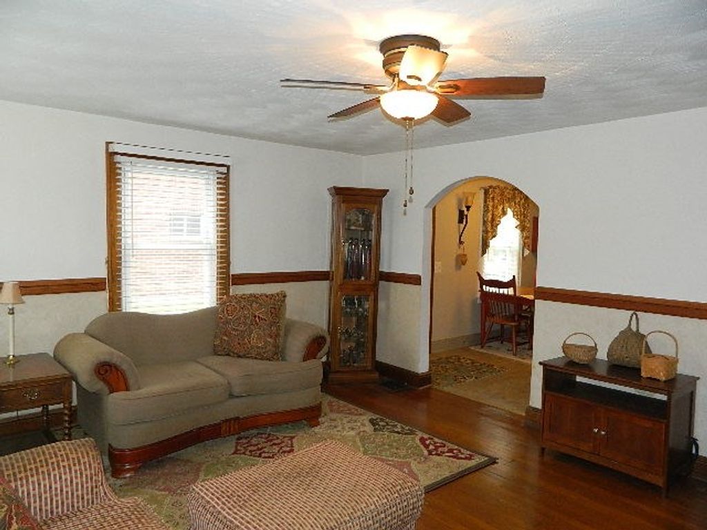 Photo of 220 Clinton Avenue, Marion, VA 24354 (MLS # 104079)