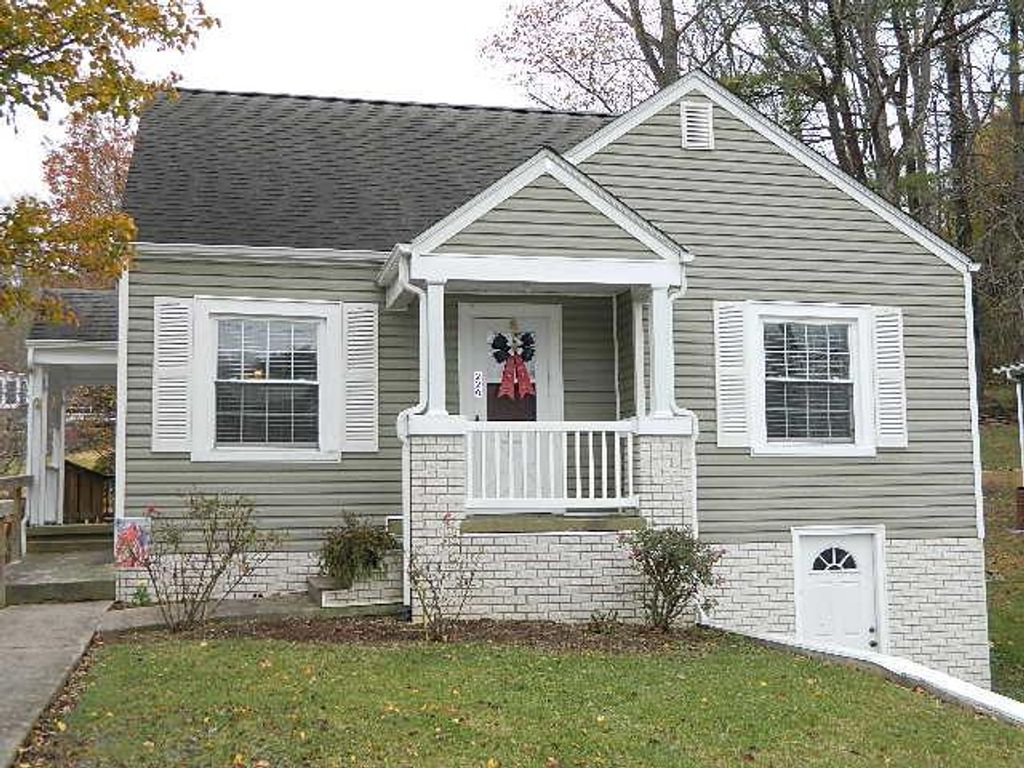 Photo of 220 Clinton Avenue, Marion, VA 24354 (MLS # 104079)