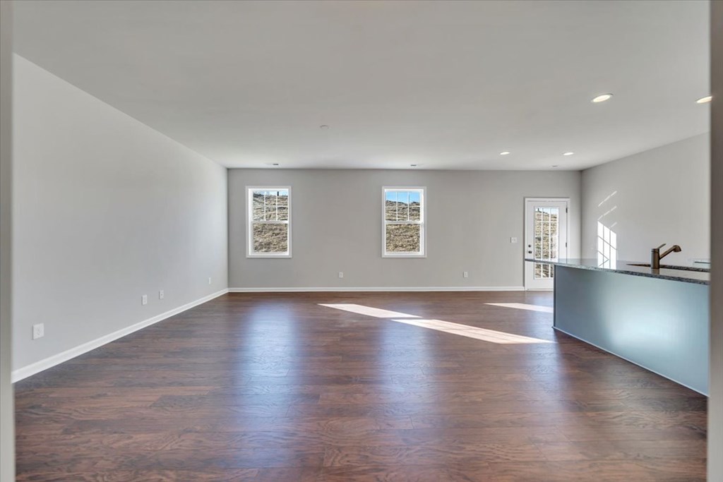 7401 King's Pointe Dr