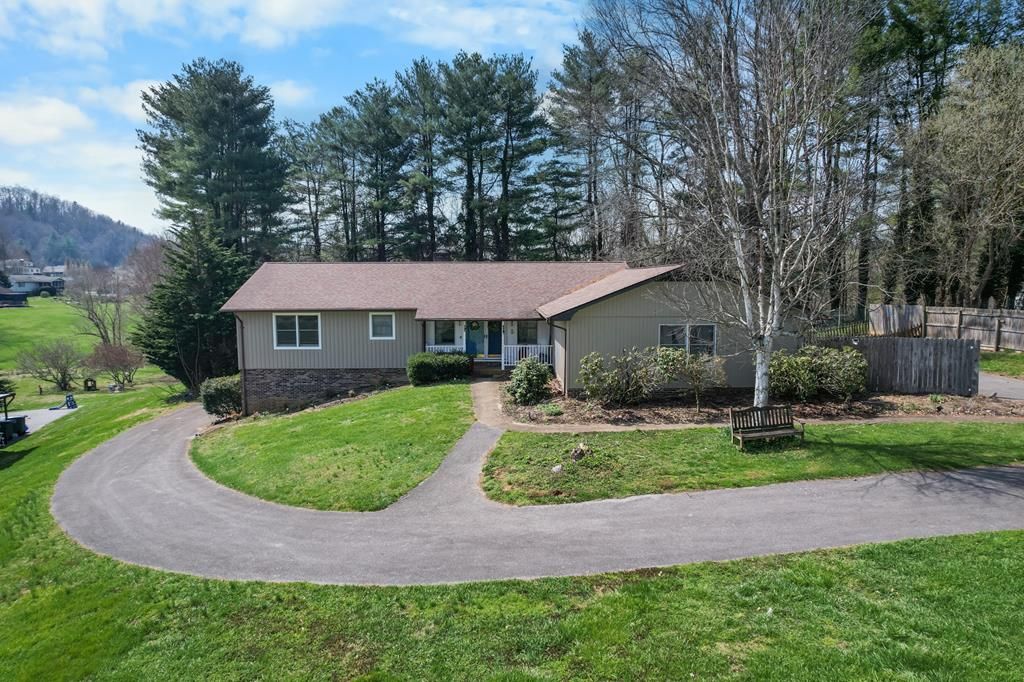 Photo of 823 Birdie Dr, Abingdon, VA 24211 (MLS # 109274)