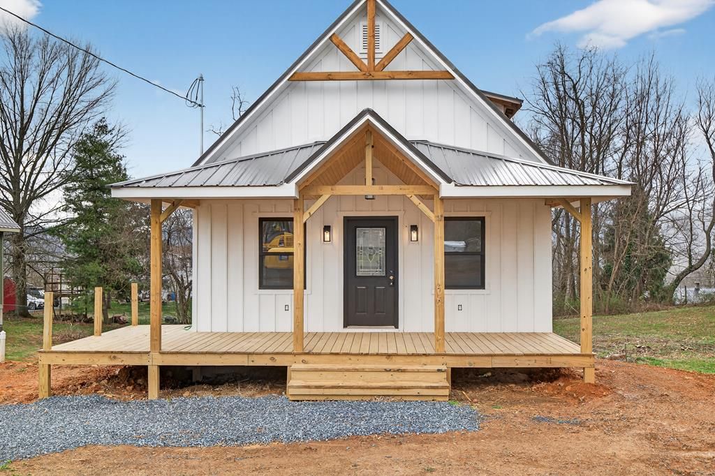 Photo of 410 Look Avenue, Marion, VA 24354 (MLS # 109307)