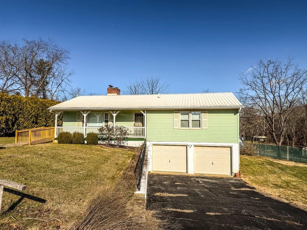 Photo of 130 Lansworth Dr, Austinville, VA 24312 (MLS # 105786)