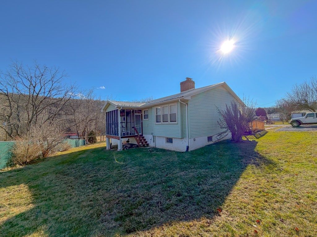 Photo of 130 Lansworth Dr, Austinville, VA 24312 (MLS # 105786)