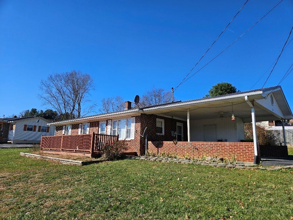 Photo of 1005 Midnight Dr, Chilhowie, VA 24319 (MLS # 104097)