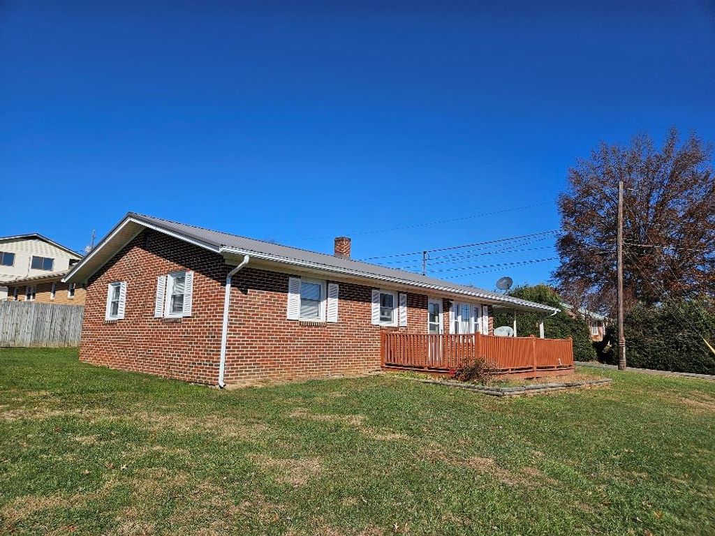 Photo of 1005 Midnight Dr, Chilhowie, VA 24319 (MLS # 104097)