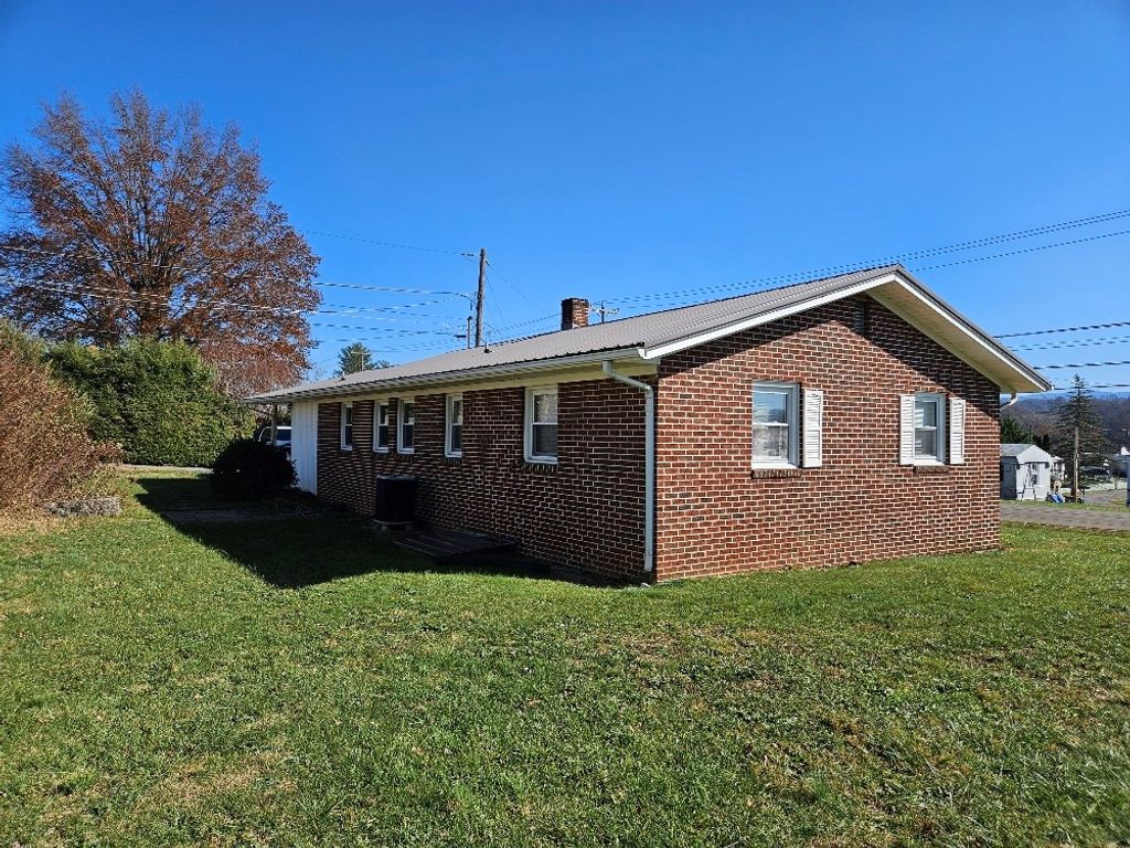 Photo of 1005 Midnight Dr, Chilhowie, VA 24319 (MLS # 104097)