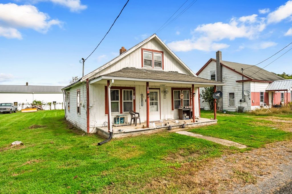 Photo of 106 Riverside Dr, Galax, VA 24333 (MLS # 103730)