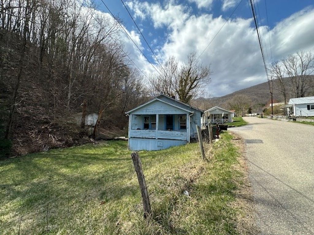 Photo of 164 Cardwell Town Rd, Saltville, VA 24370 (MLS # 104676)