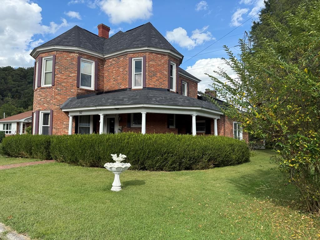 Photo of 317 Fairfax Avenue, Richlands, VA 24641 (MLS # 103567)