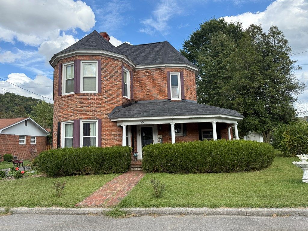 Photo of 317 Fairfax Avenue, Richlands, VA 24641 (MLS # 103567)