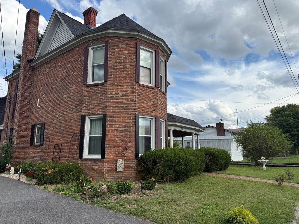 Photo of 317 Fairfax Avenue, Richlands, VA 24641 (MLS # 103567)