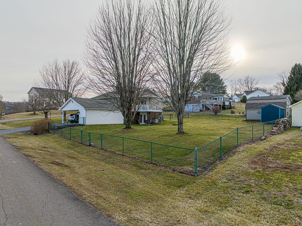 Photo of 23270 Pioneer Dr, Bristol, VA 24202 (MLS # 105842)