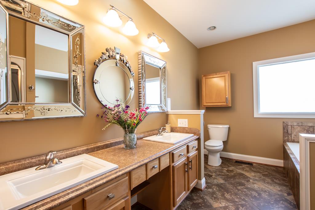 Bristol, Virginia 24202, United States, 3 Bedrooms Bedrooms, ,3 BathroomsBathrooms,Residential,Active,2525