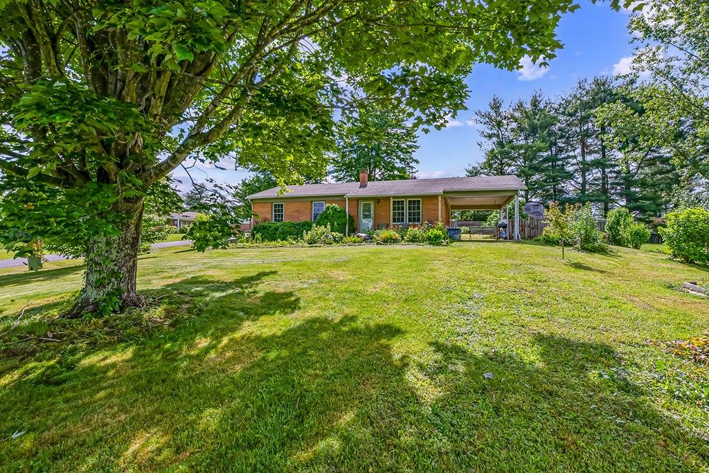 Photo of 255 Rolling Hills Cir, Hillsville, VA 24343 (MLS # 100246)