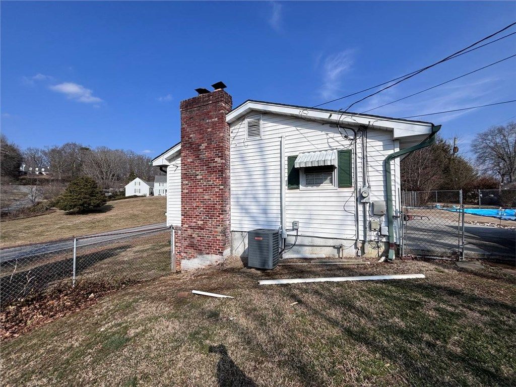 Photo of 321 Valley Drive, Bristol, VA 24201 (MLS # 109218)