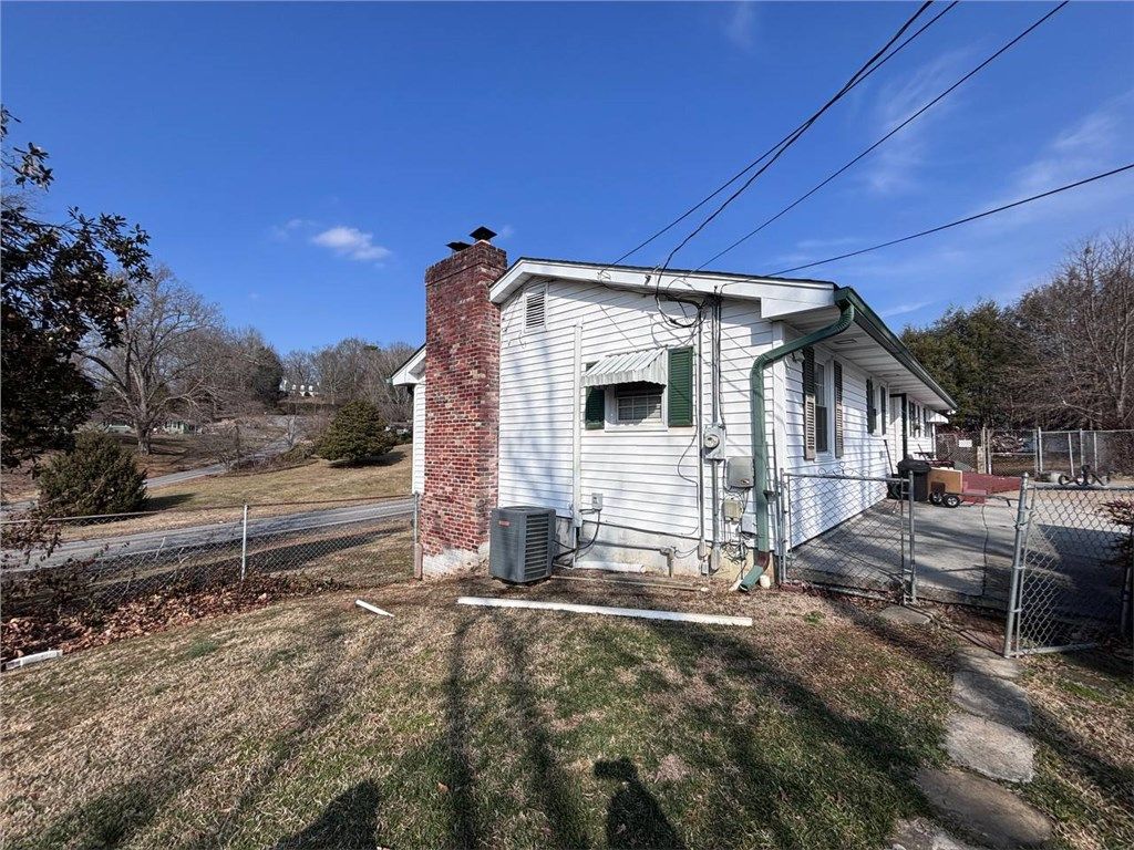 Photo of 321 Valley Drive, Bristol, VA 24201 (MLS # 109218)