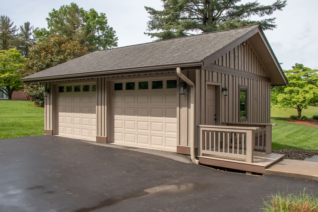 Bristol, Tennessee 37620, United States, 6 Bedrooms Bedrooms, ,5 BathroomsBathrooms,Residential,Active,108978