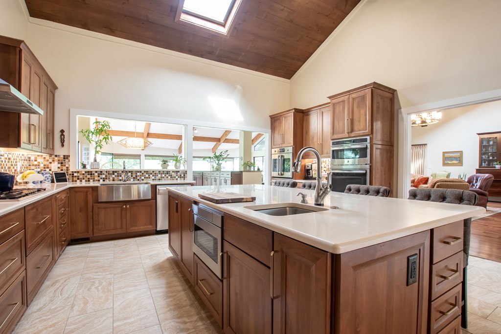 Bristol, Tennessee 37620, United States, 6 Bedrooms Bedrooms, ,5 BathroomsBathrooms,Residential,Active,108978